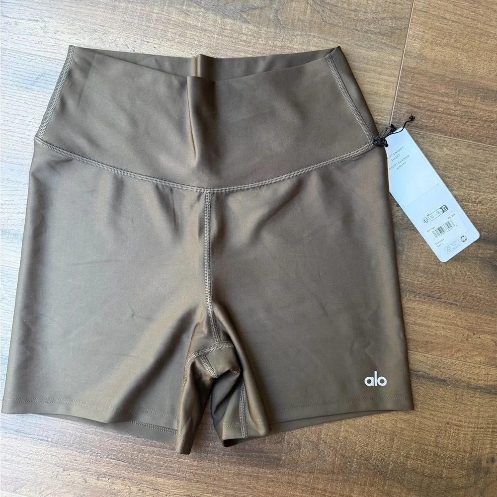 ALO Yoga Airlift Energy Short in Espresso Brown - Picture 2 of 4